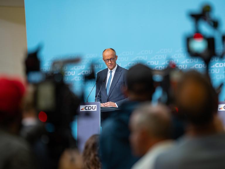Bundeskanzler Friedrich Merz an einem Rednerpult, umringt von Kameras Bundeskanzler Friedrich Merz an einem Rednerpult, umringt von Kameras