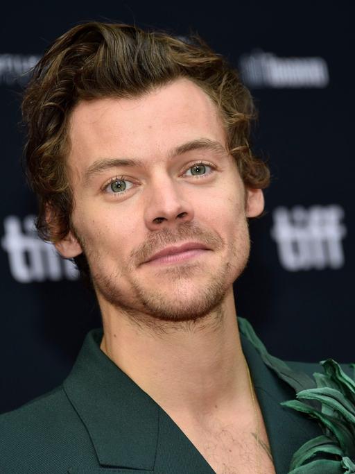 Harry Styles steht vor einer schwarzen Wand mit der Aufschrift "tiff" beim Toronto International Film Festival