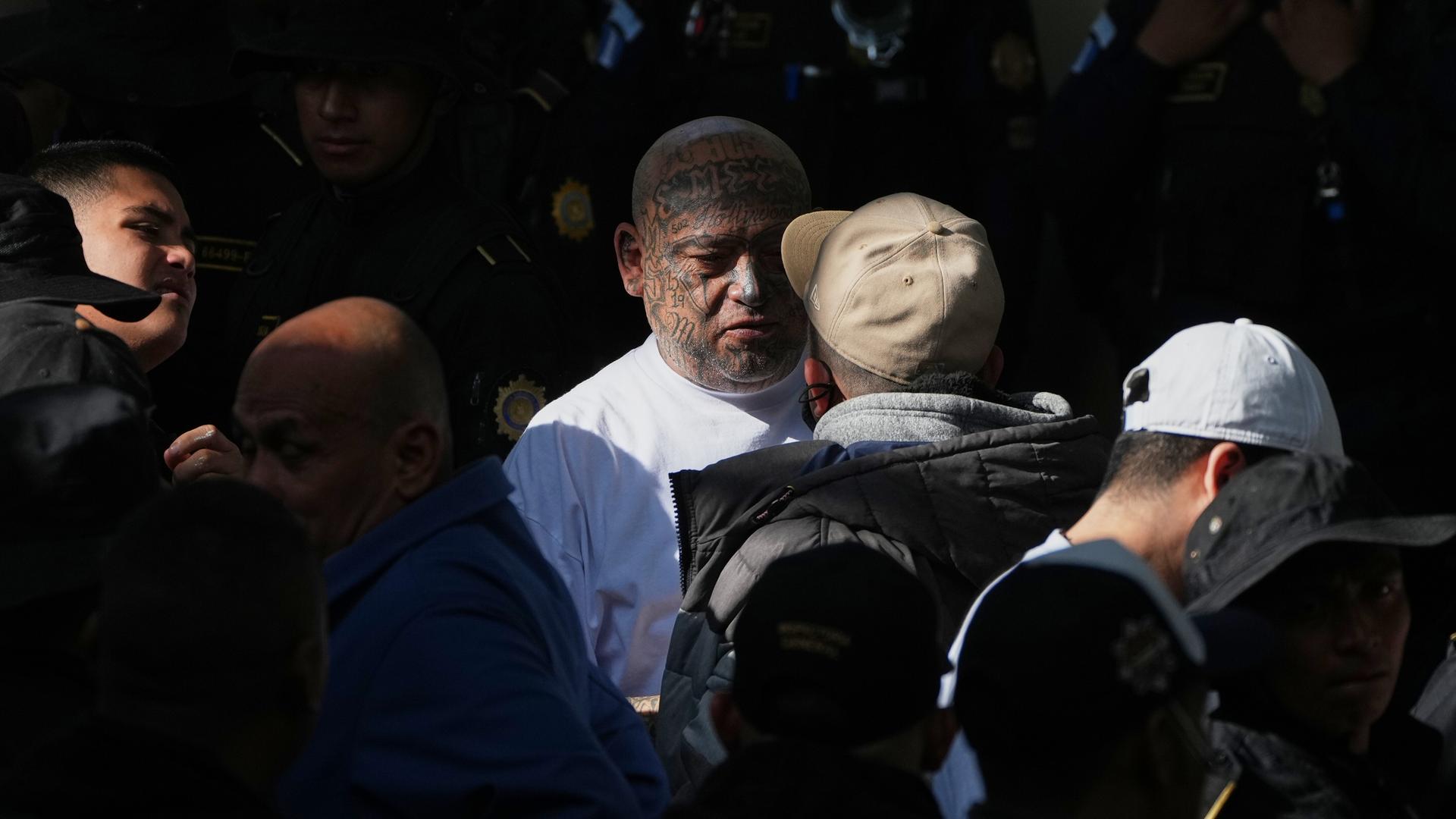 Insassen eines Gefängnisses für Mitglieder der "Mara Salvatrucha"-Bande stehen zusammen.