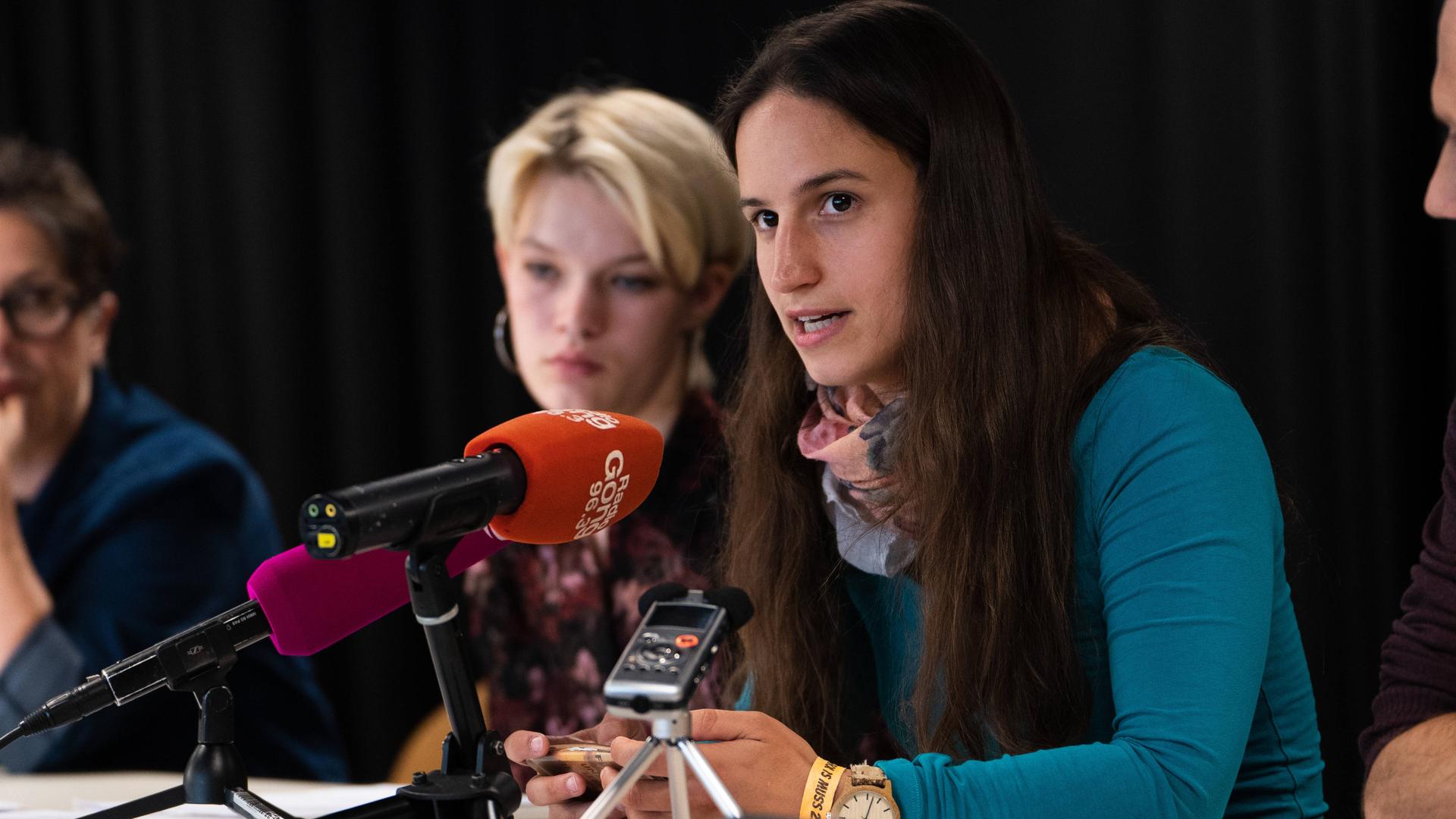 Lisa Poettinger spricht bei einer Pressekonferenz. 