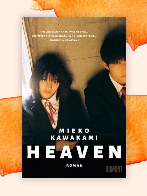 Cover des Romans "Heaven" von Mieko Kawakami vor Aquarellhintergrund. Auf dem Buchcover stehen in weißen Großbuchstaben der Titel und der Name der Autorin auf einem Foto. Dieses zeigt eine Schülerin und einen Schüler, die an einer Wand lehnen. Beide tragen eine Schuluniform und blicken in Richtung Kamera. 