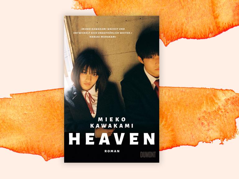 Cover des Romans "Heaven" von Mieko Kawakami vor Aquarellhintergrund. Auf dem Buchcover stehen in weißen Großbuchstaben der Titel und der Name der Autorin auf einem Foto. Dieses zeigt eine Schülerin und einen Schüler, die an einer Wand lehnen. Beide tragen eine Schuluniform und blicken in Richtung Kamera. 