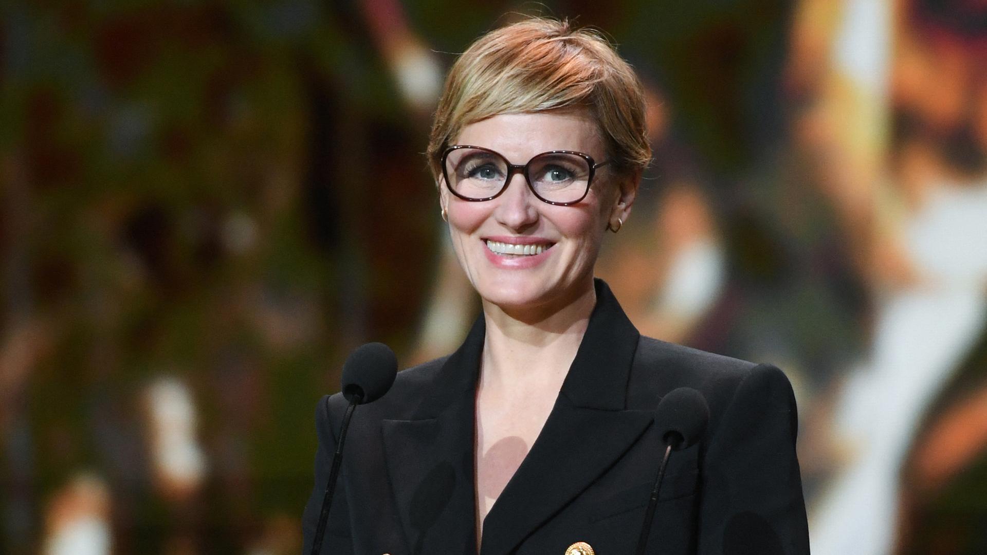 Judith Godrèche steht lächelnd auf der Bühne während der 49. Verleihung des César-Filmpreises in Paris, 23. Februar 2024. 