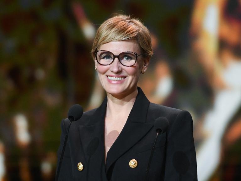 Judith Godrèche steht lächelnd auf der Bühne während der 49. Verleihung des César-Filmpreises in Paris, 23. Februar 2024. 