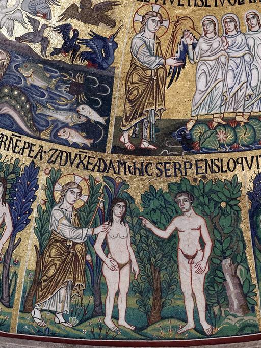 Wir sehen ein Mosaik, auf dem Adam und Eva abgebildet sind. 