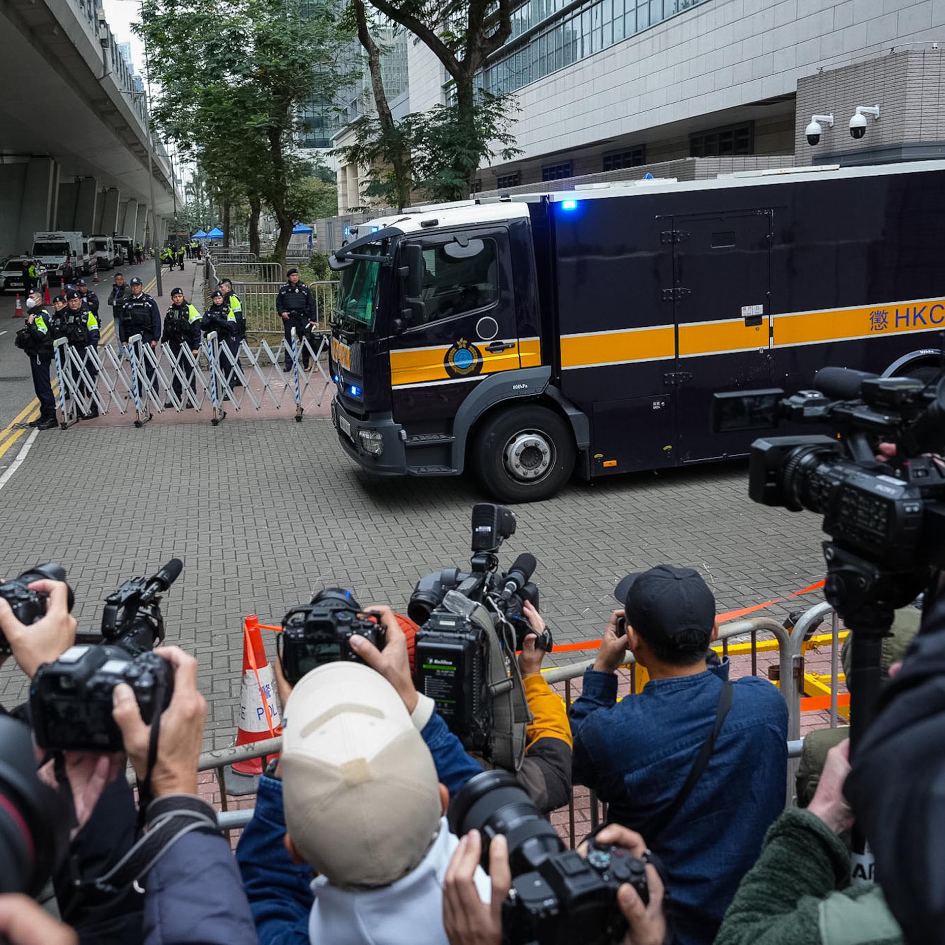 Hongkong: Ein Fahrzeug der Strafvollzugsbehörde, in dem vermutlich der Medienmogul und Demokratieaktivist Jimmy Lai transportiert wird, verlässt ein Gericht nach der Urteilsverkündung.