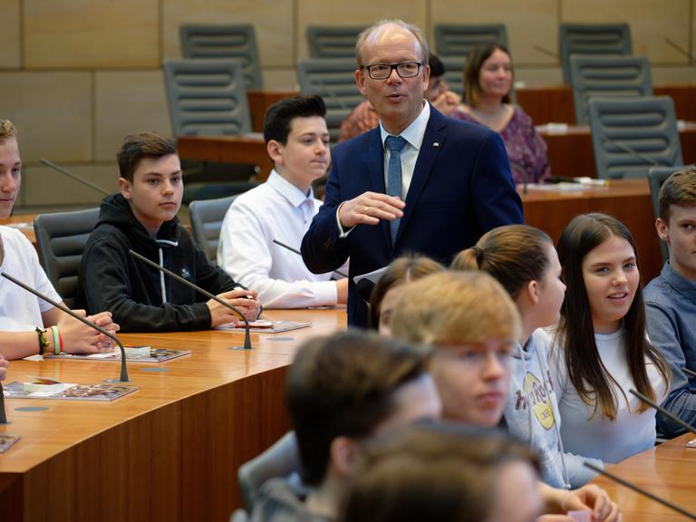 Andre Kuper (CDU), Präsident des Landtags NRW, begrüßt Schülerinnen und Schüler im Plenarsaal des Landtages. 