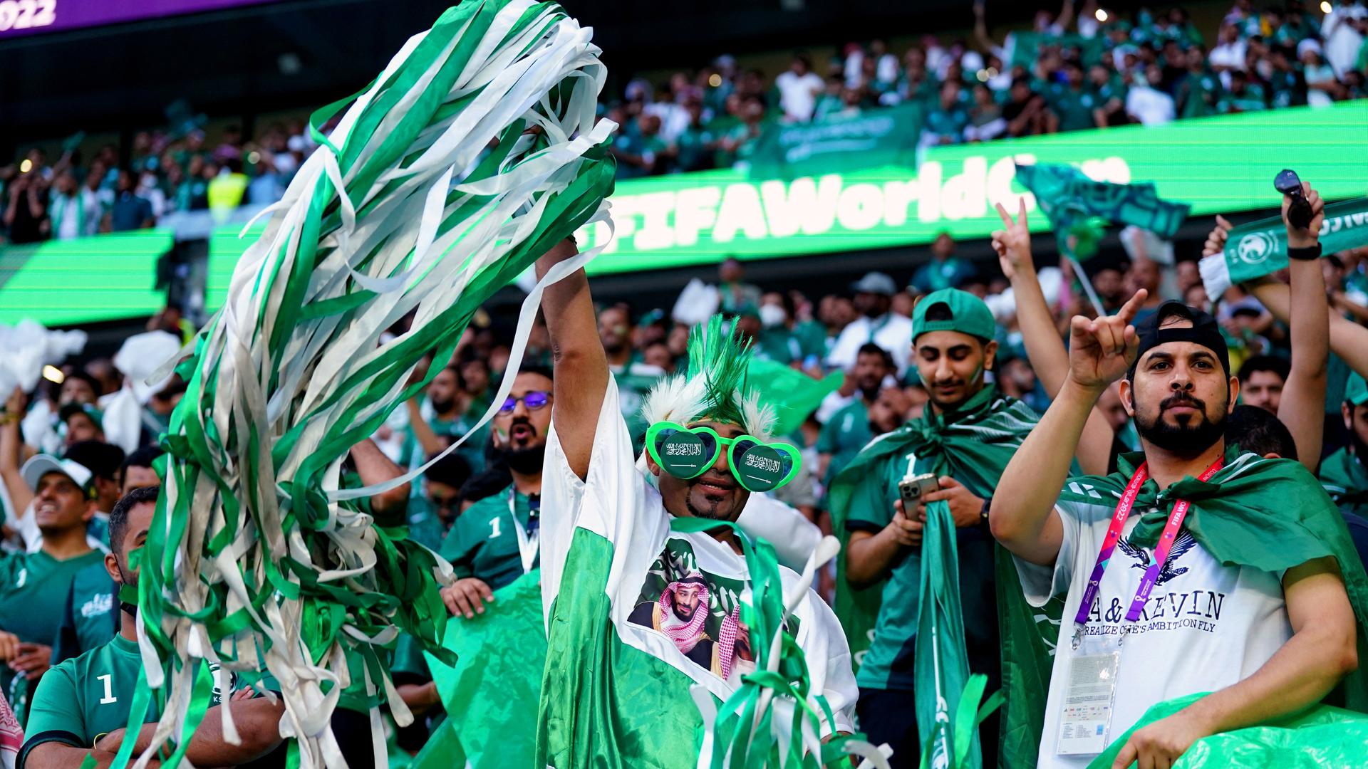 Fußballfans aus Saudi-Arabien jubeln bei der Weltmeisterschaft 2022 in Katar im Stadion.