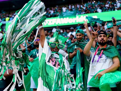 Fußballfans aus Saudi-Arabien jubeln bei der Weltmeisterschaft 2022 in Katar im Stadion.