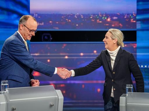 Unions-Kanzlerkandidat Friedrich Merz und Alice Weidel, Kanzlerkandidatin der AfD, geben sich die Hand bei einer TV-Debatte am 16.2.2025.