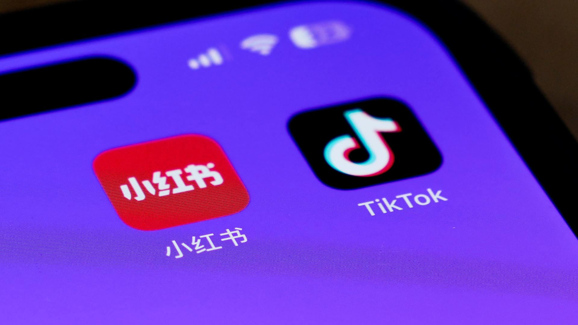 Die Icons für die Smartphone-Apps Xiaohongshu und Tiktok auf einem Bildschirm.