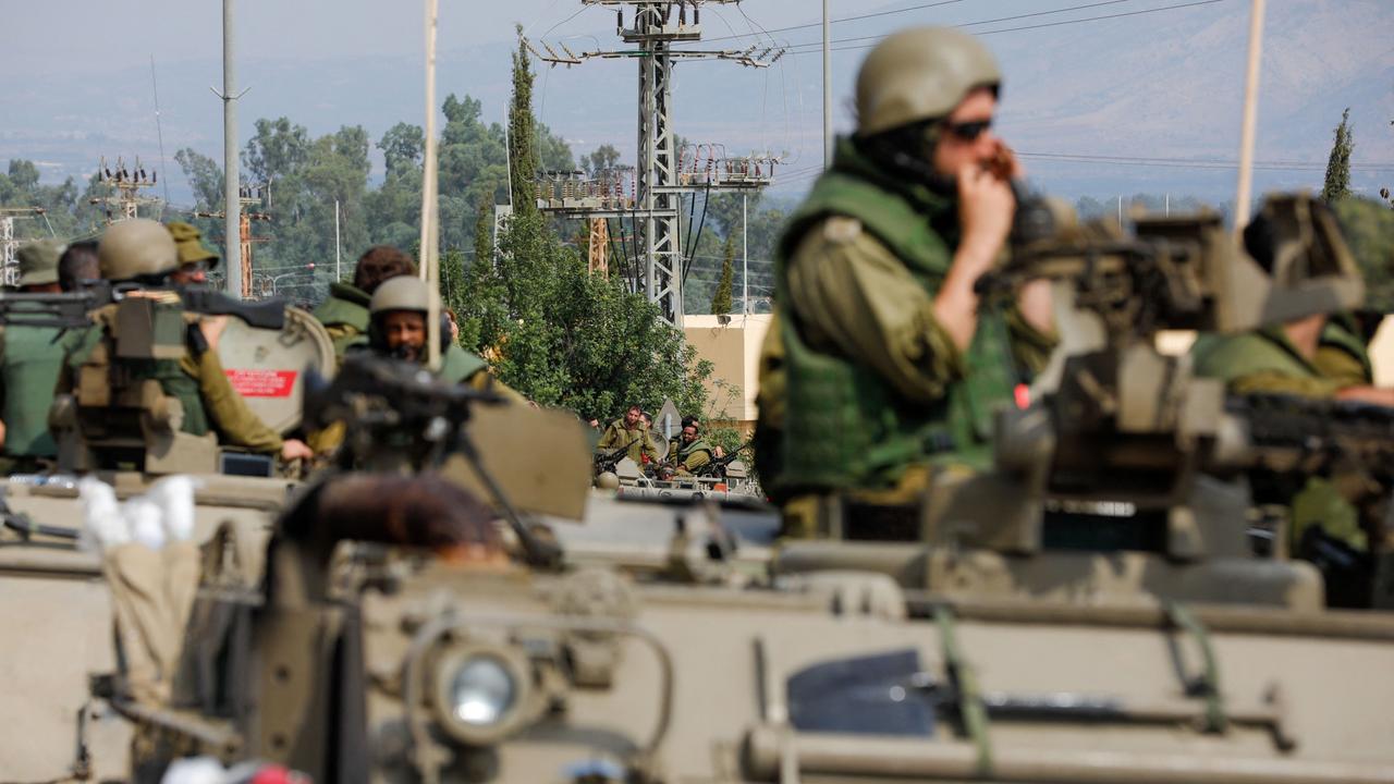 Israelische Soldaten fahren mit Militärfahrzeugen an der Grenze zum Libanon entlang.