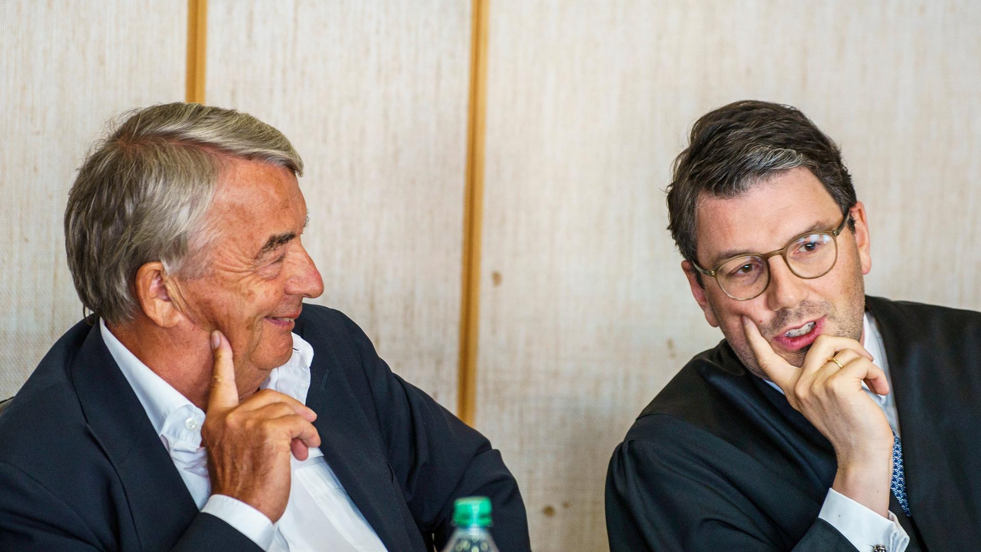 Frankfurt/Main: Wolfgang Niersbach, ehemaliger Präsident des Deutschen Fußball-Bundes (DFB), bespricht sich vor Prozessbeginn mit seinem Anwalt Sven Diener im Gerichtssaal. 