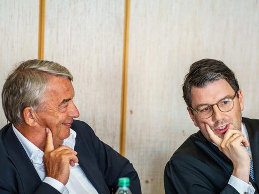 Frankfurt/Main: Wolfgang Niersbach, ehemaliger Präsident des Deutschen Fußball-Bundes (DFB), bespricht sich vor Prozessbeginn mit seinem Anwalt Sven Diener im Gerichtssaal. 