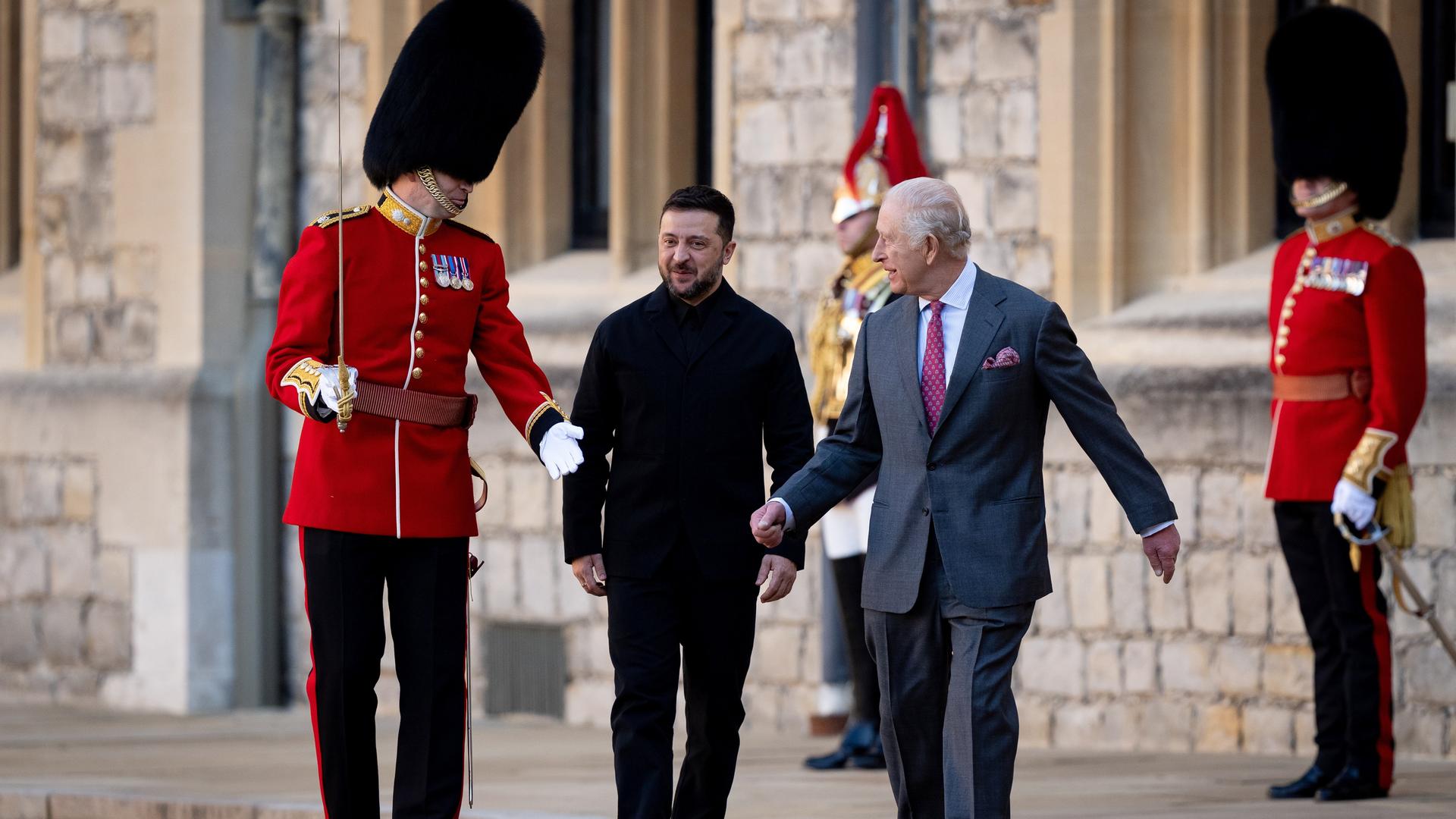 Windsor: Der britische König Charles III. (M.r.) und der ukrainische Präsident Wolodymyr Selenskyj (M) sowie Major Ben Tracey gehen vor der Inspektion einer Ehrengarde auf Schloss Windsor. Windsor: Der britische König Charles III. (M.r.) und der ukrainische Präsident Wolodymyr Selenskyj (M) sowie Major Ben Tracey gehen vor der Inspektion einer Ehrengarde auf Schloss Windsor.