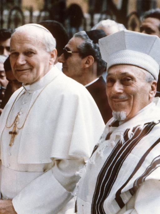 Als erster Papst in der fast 2000jährigen Geschichte des Christentums besucht Papst Johannes Paul II. (l) am 13.4.1986 ein jüdisches Gotteshaus, die Große Synagoge in Rom. Rechts der Rabbiner Elio Toaff.