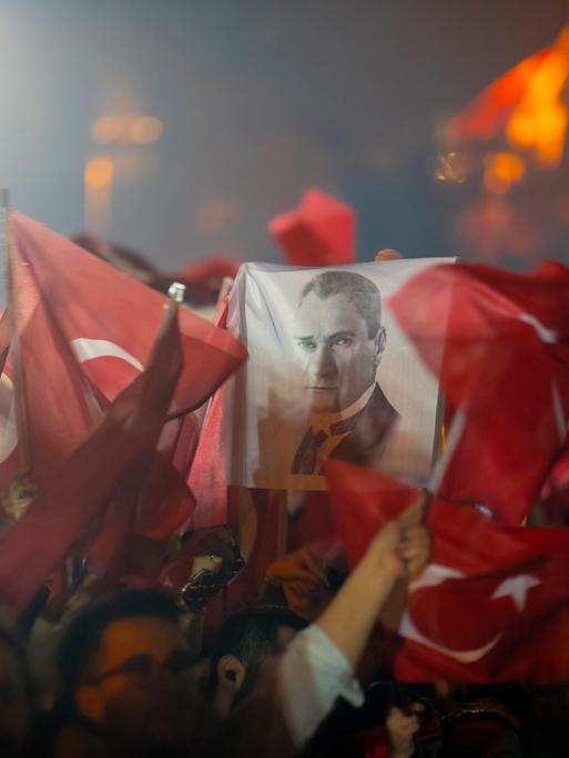 Ein Meer von roten Fahnen der Oppositionspartei CHP in Istanbul, die den Wahlsieg feiern. 
