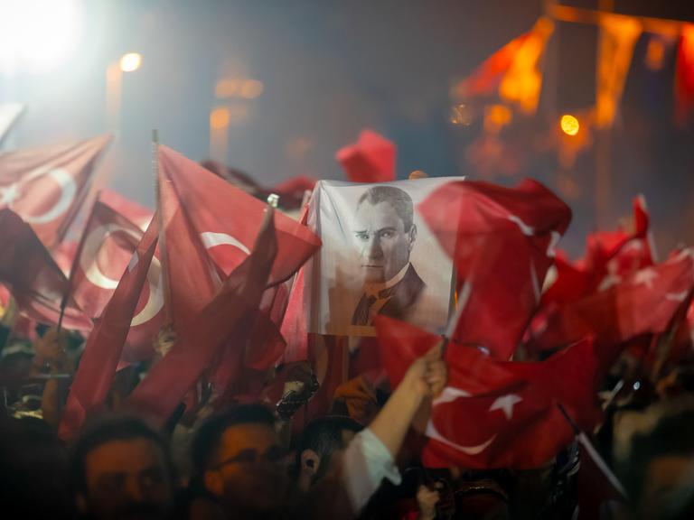 Ein Meer von roten Fahnen der Oppositionspartei CHP in Istanbul, die den Wahlsieg feiern. 
