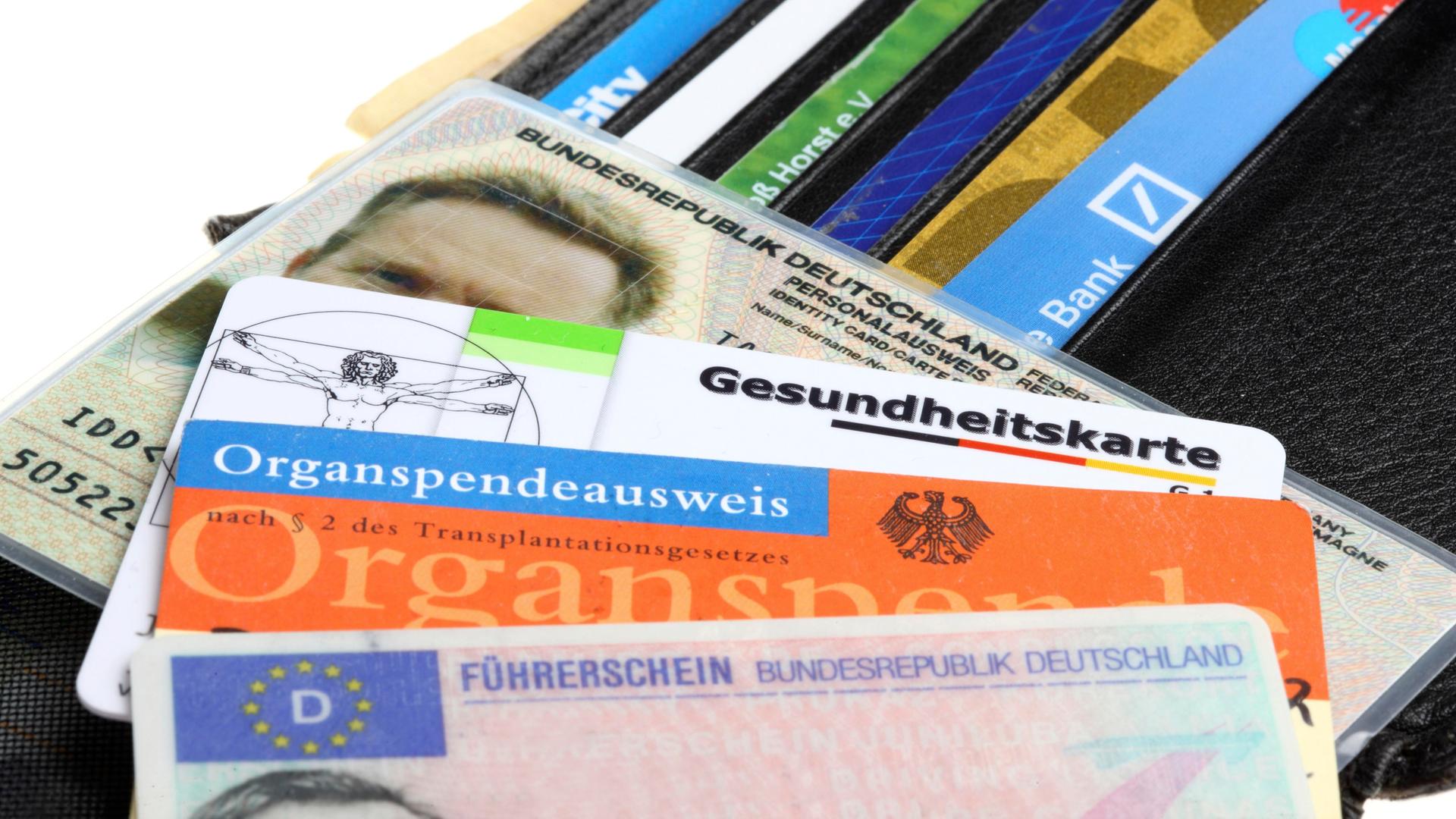 Portemonnaie mit verschiedenen Personaldokumenten. Personalausweis, Führerschein, Gesundheitskarte, Organspendeausweis, Kreditkarten, Bankkarten