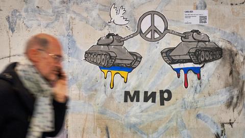 Ein Graffiti des Straßenkünstlers Laika, das zum Frieden zwischen Russland und der Ukraine aufruft, ist an der Wand eines Hauses in der Nähe der russischen und ukrainischen Botschaften in Rom zu sehen.