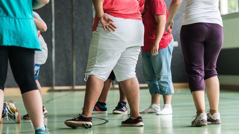 Die übergewichtigen Kinder und Jugendlichen treiben Sport in einer Turnhalle, aufgenommen im Zuercher Adipositas Camp fuer Kinder in Zweisimmen, Kanton Bern