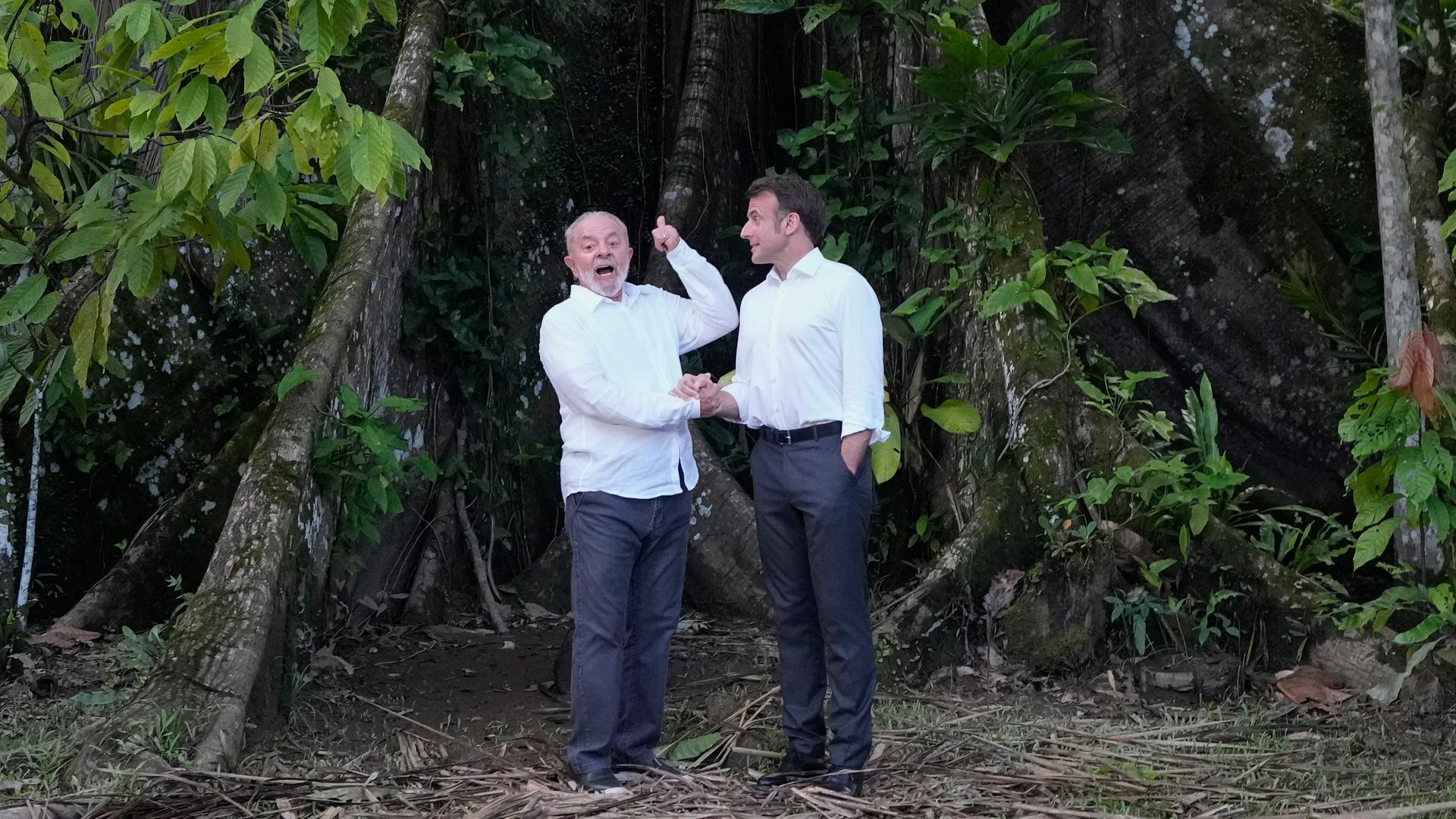Brasiliens Präsident Luiz Inacio Lula da Silva, links, und der französische Präsident Emmanuel Macron posieren für Fotos auf der Insel Combu. Macron hält sich zu einem dreitägigen offiziellen Besuch in Brasilien auf.
