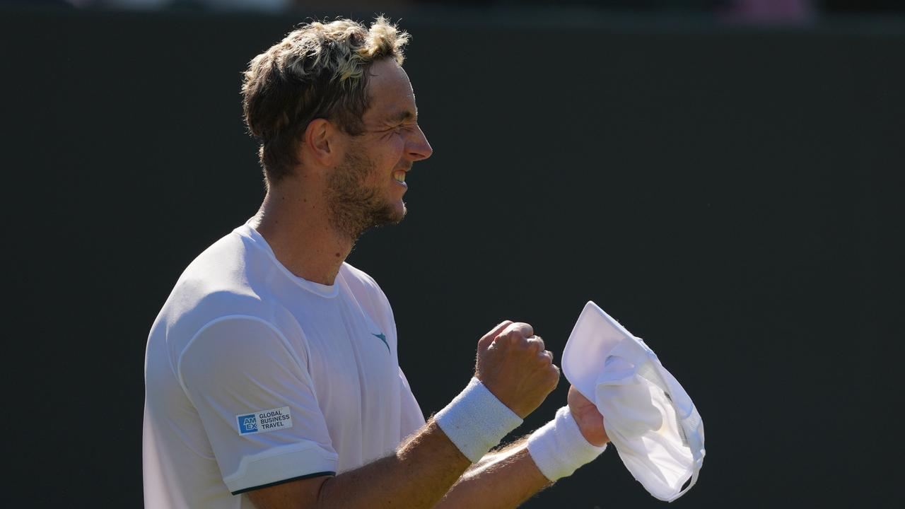 Der deutsche Tennisspieler Jan-Lennard Struff ballt beide Fäuste nach einem Sieg.