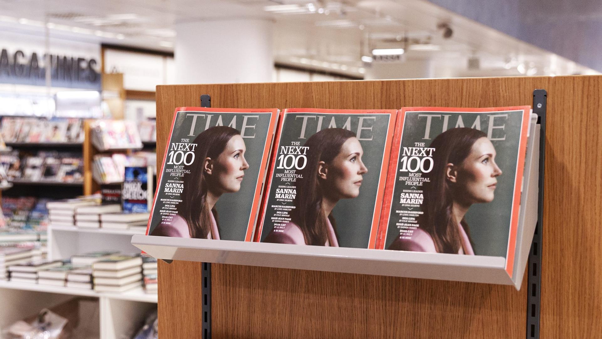 Die finnische Premierministerin Sanna Marin ist auf dem Cover des amerikanischen Time Magazines in einem gut sortierten Buchladen mehrfach in einem Holzregal zu sehen. 