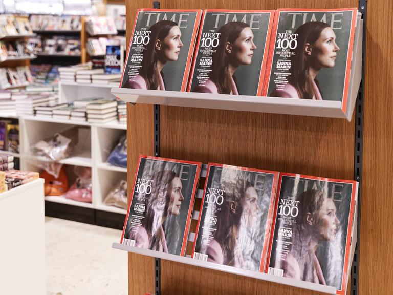 Die finnische Premierministerin Sanna Marin ist auf dem Cover des amerikanischen Time Magazines in einem gut sortierten Buchladen mehrfach in einem Holzregal zu sehen. 