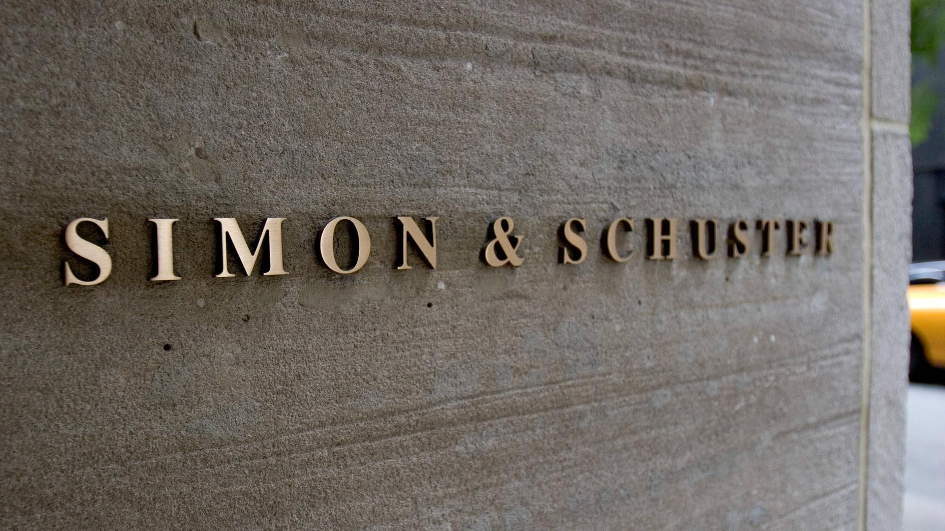 Das Schild / Logo des Verlags "Simon & Schuster" in New York