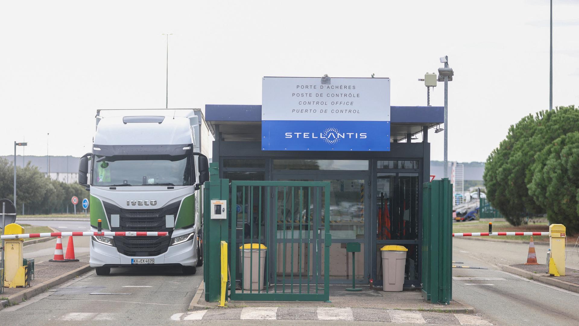 Das Stellantis-Logo auf dem Gelände des Werks des multinationalen Automobilherstellers in Poissy, westlich von Paris.