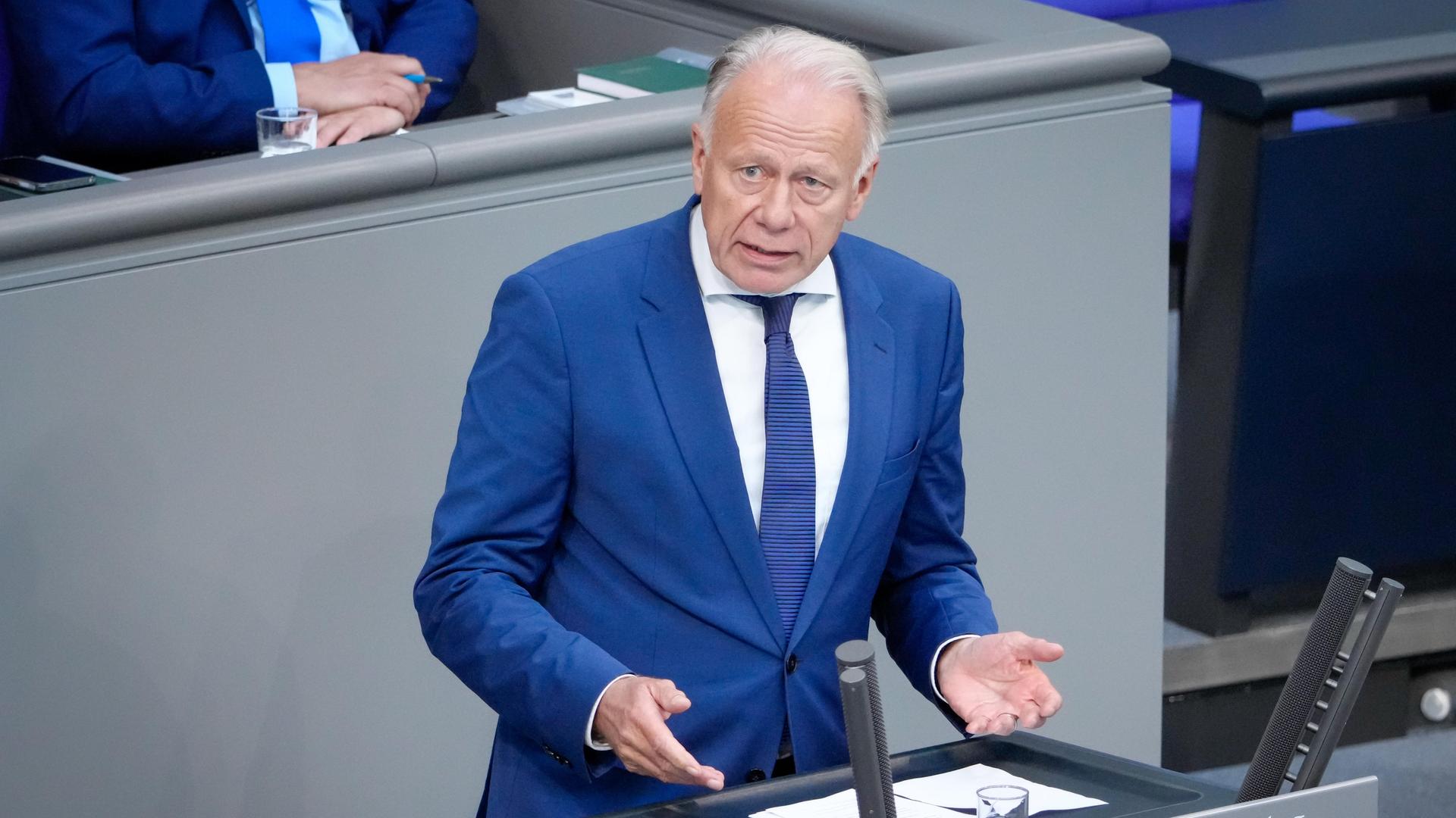 Jürgen Trittin im blauen Anzug bei seiner Rede zum 75. Jahrestag Gründung des Staates Israel im Bundestag.