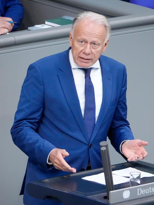 Jürgen Trittin im blauen Anzug bei seiner Rede zum 75. Jahrestag Gründung des Staates Israel im Bundestag.