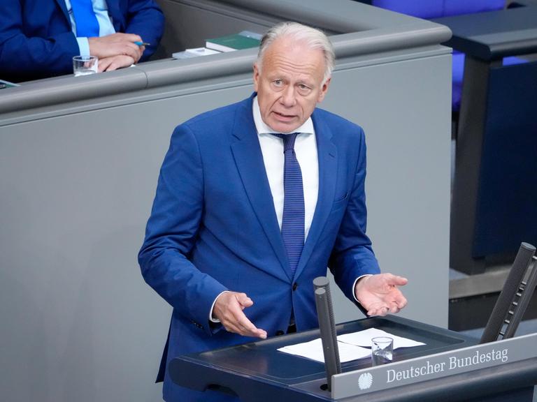 Jürgen Trittin im Porträt bei seiner Rede zur Debatte 75. Jahrestag Gruendung des Staates Israel bei der 104. Sitzung des Deutschen Bundestag in Berlin