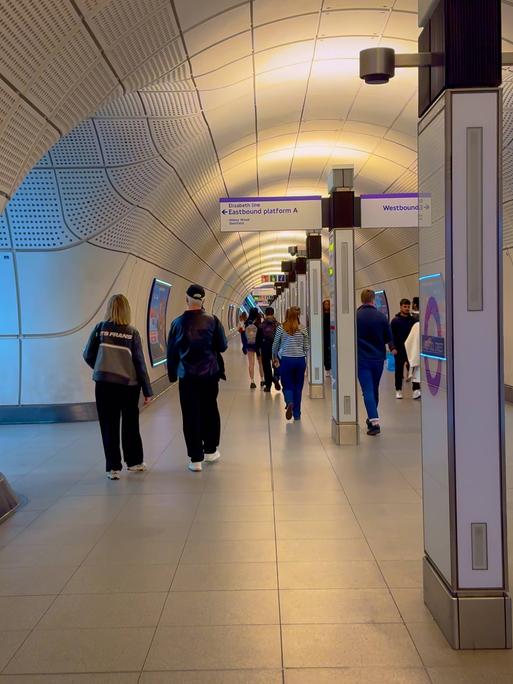 Eine Station der Elizabeth Line der Londoner U-Bahn.