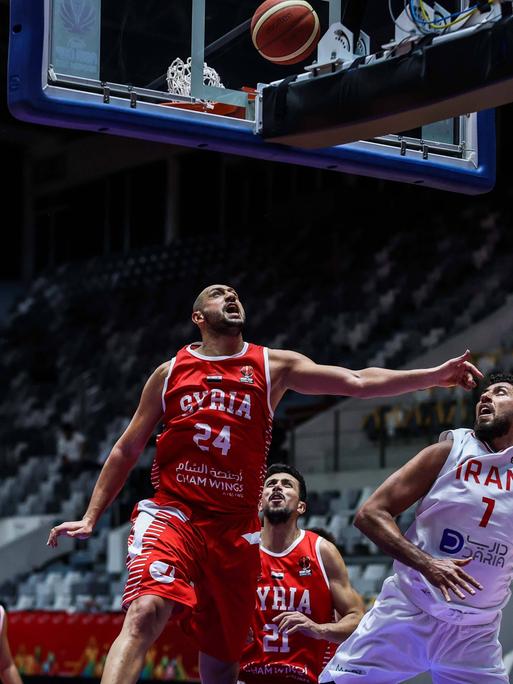 Iran v Syria - FIBA Asia Cup Group C Nadim Issa 7 of Iran shoots against Syria during their group stage match at the FIBA Asia Cup basketball tournament in Jakarta, Indonesia, Wednesday, July 13, 2022. Jakarta Indonesia PUBLICATIONxNOTxINxFRA Copyright: xGarryxLotulungx originalFilename:lotulung-notitle220713_npajA.jpg