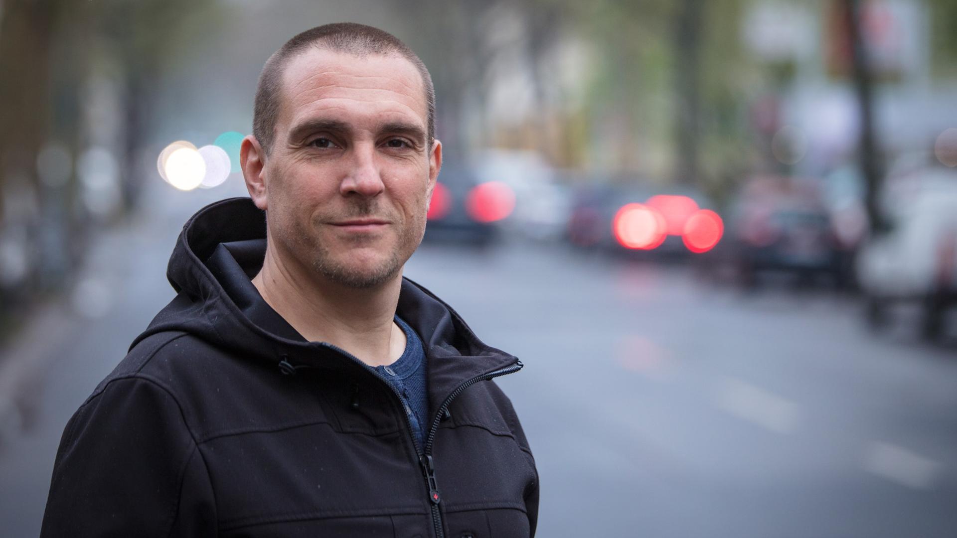 Portraitaufnahme von Oliver von Dobrowolski in ziviler Kleidung