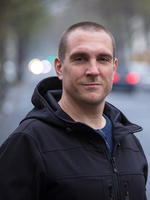 Portraitaufnahme von Oliver von Dobrowolski in ziviler Kleidung