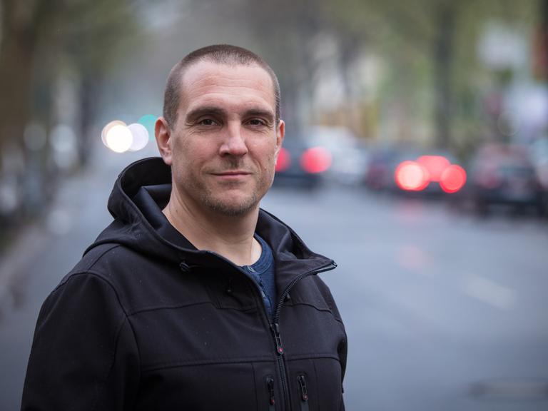 Portraitaufnahme von Oliver von Dobrowolski in ziviler Kleidung