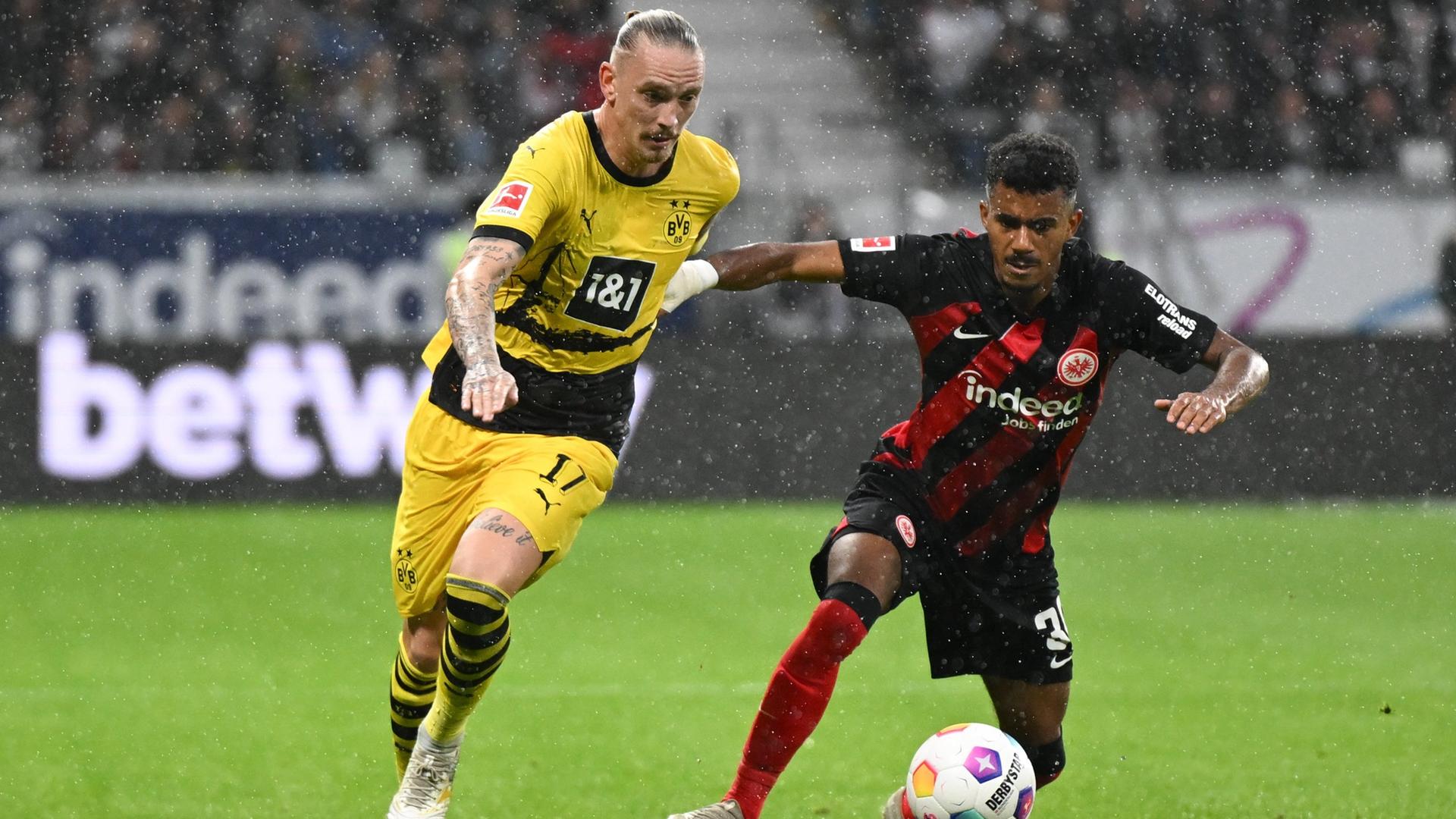 Dortmunds Marius Wolf (links) und Frankfurts Ansgar Knauff kämpfen in einem Spiel der Fußball-Bundesliga um den Ball.