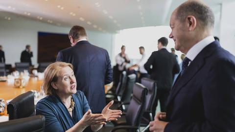 Lisa Paus, Bundesministerin für Familie, Senioren, Frauen und Jugend und Bundeskanzler Olaf Scholz diskutieren miteinander.