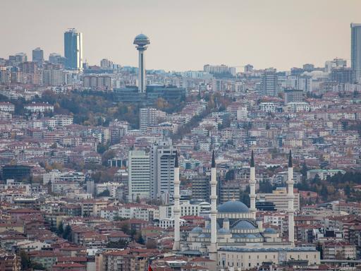 Blick über die Stadt Ankara mit Fernsehturm in der Dämmerung am 8. November 2022.