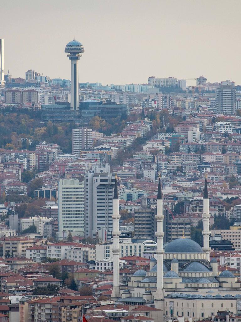 Blick über die Stadt Ankara mit Fernsehturm in der Dämmerung am 8. November 2022.