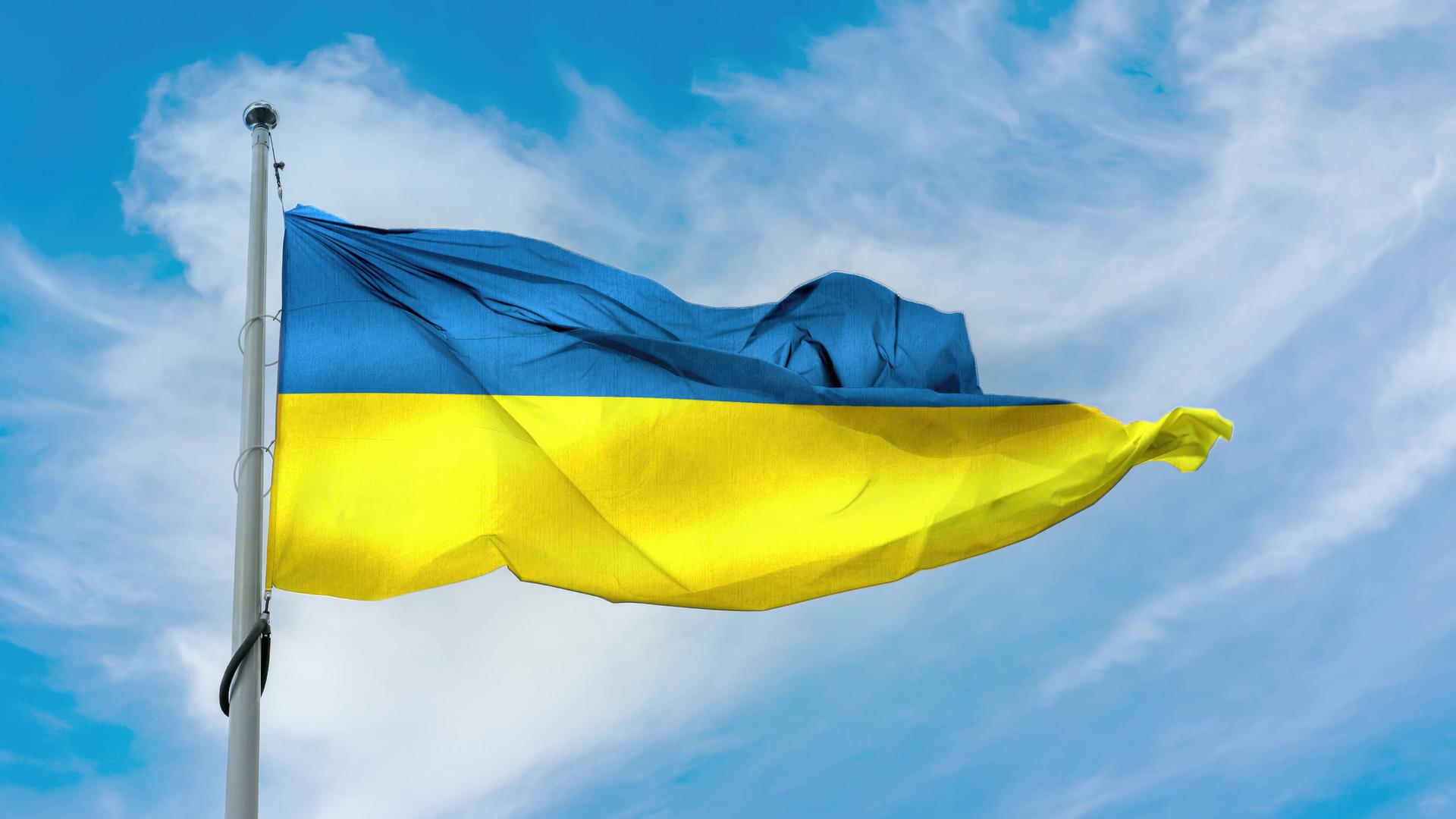 Wir sehen die ukrainische Flagge mit ihren Farben Blau und Gelb. 