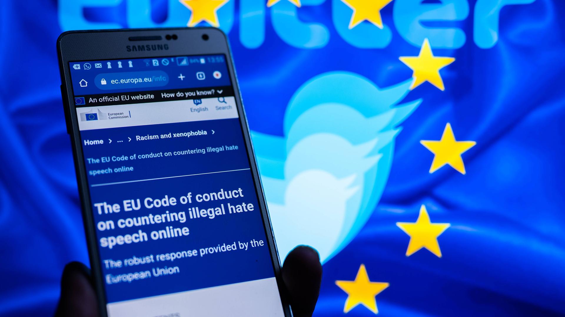 Der EU-Verhaltenskodex zur Bekämpfung von Hassrede auf einem Display eines Handys in englischer Sprache dargestellt. Der EU-Verhaltenskodex zur Bekämpfung von Hassrede auf einem Display eines Handys in englischer Sprache dargestellt.