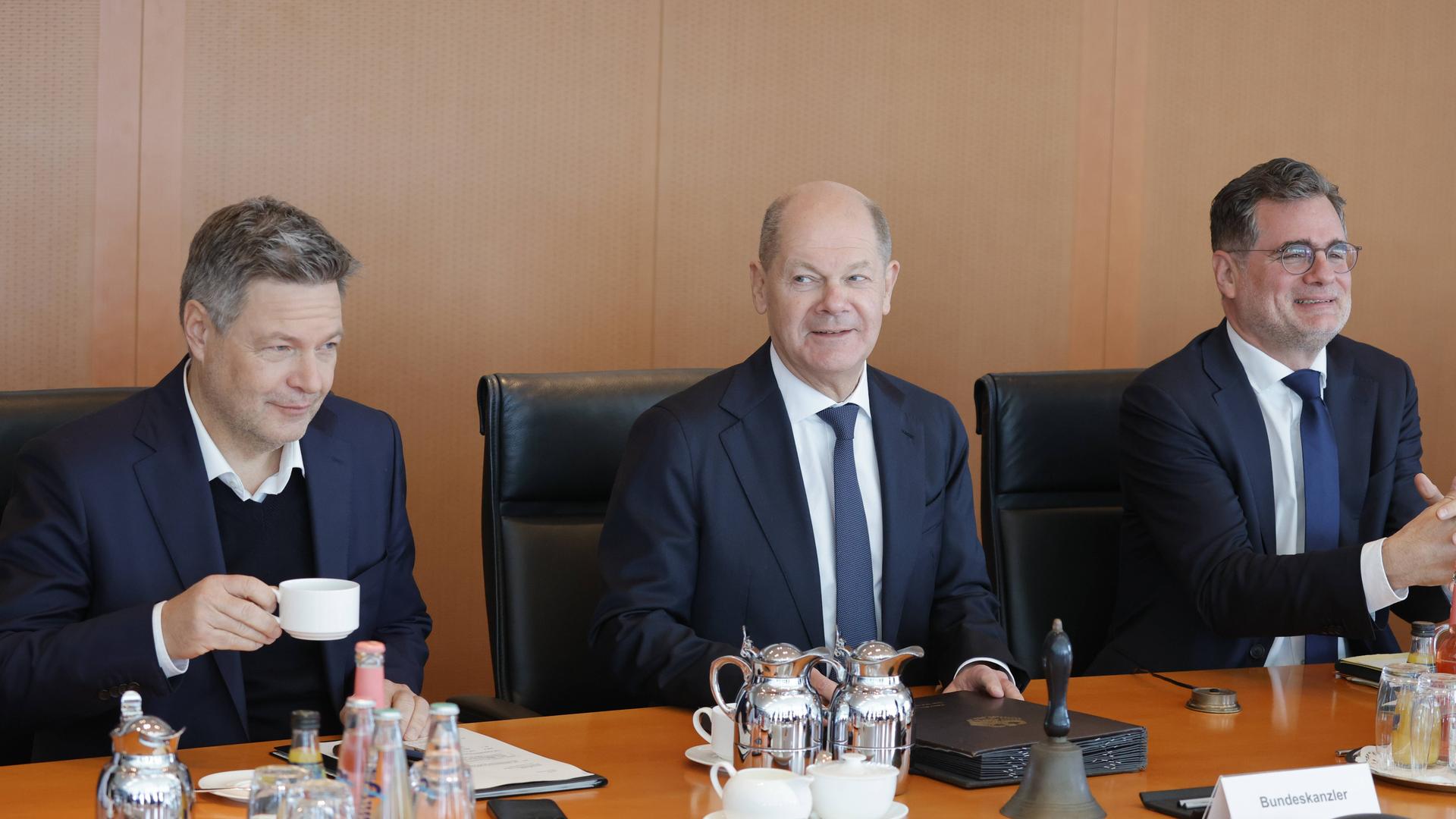 Bundeskanzler Olaf Scholz (Mitte) bei einer Kabinettssitzung mit Bundeswirtschaftsminister Robert Habeck (l.) und Kanzleramtschef Wolfgang Schmidt