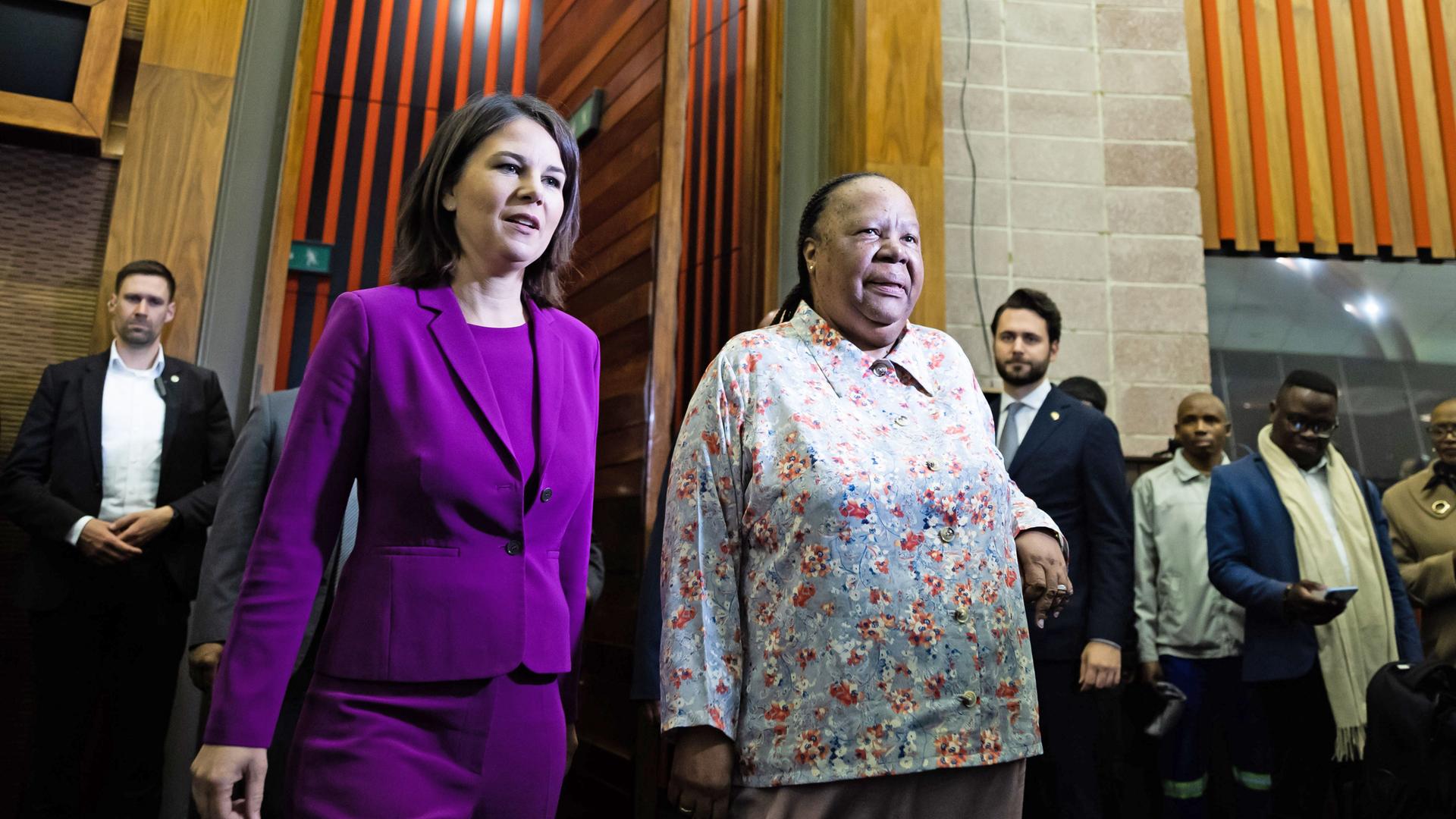 Südafrika, Pretoria: Bundesaußenministerin Annalena Baerbock und Naledi Pandor, Außenministerin von Südafrika, kommen zur 11. Deutsch-Südafrikanischen Binationalen Kommission im Außenministerium Südafrikas. Südafrika, Pretoria: Bundesaußenministerin Annalena Baerbock und Naledi Pandor, Außenministerin von Südafrika, kommen zur 11. Deutsch-Südafrikanischen Binationalen Kommission im Außenministerium Südafrikas.