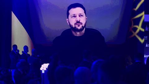 Teilnehmer verfolgen auf einer Großbildleinwand die Rede des ukrainischen Präsidenten Wolodymyr Selenskyj auf dem Warschauer Sicherheitsforum in Warschau.