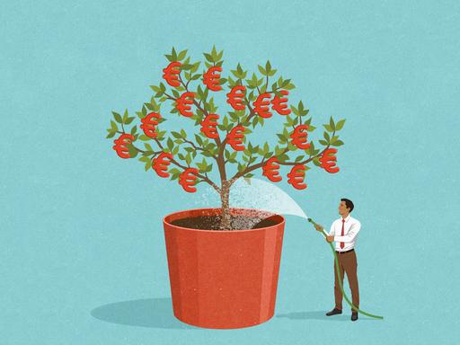 Illustration: Glücklicher Geschäftsmann gieﬂt einen Baum mit Euronoten als Blattwerk. 