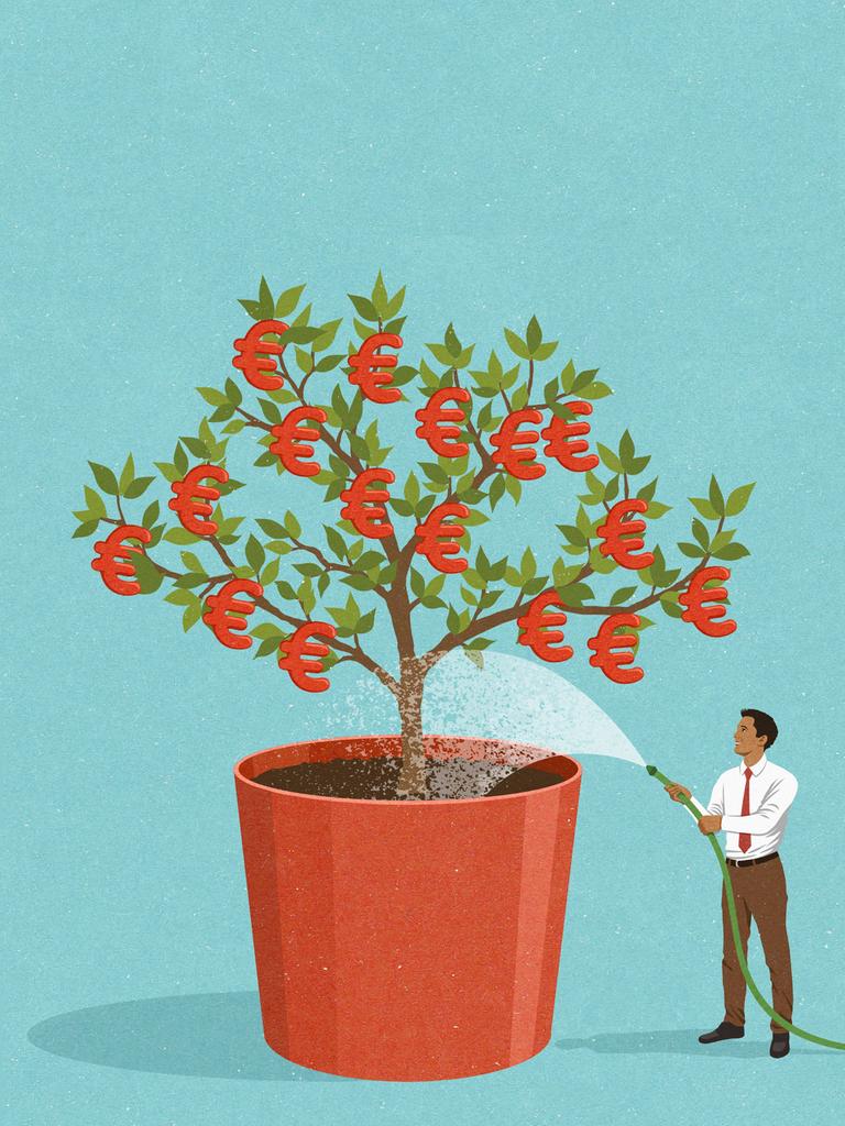 Illustration: Glücklicher Geschäftsmann gieﬂt einen Baum mit Euronoten als Blattwerk. 